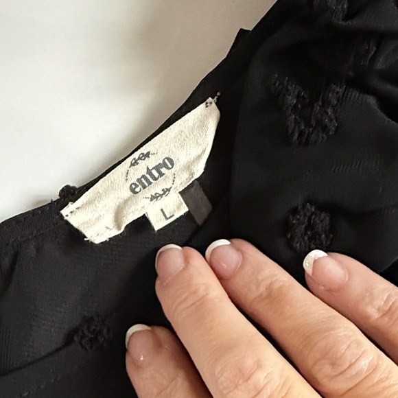 Chic Black Ruffle Textured Blouse - Picture 2 of 4